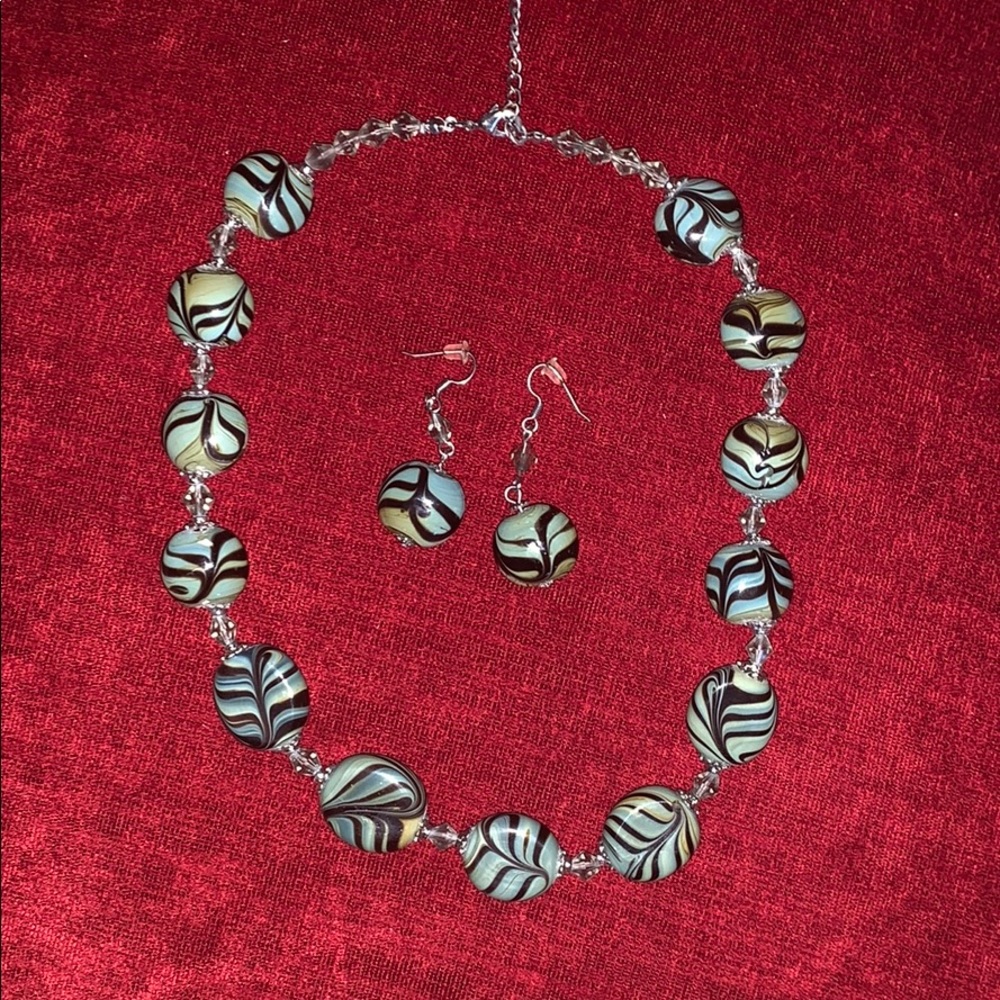 Like new gorgeous necklace and earrings set